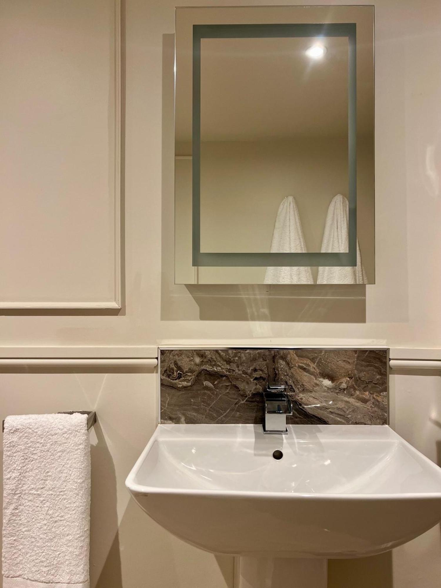 Number 3 Pier Road Suites Вітбі Екстер'єр фото