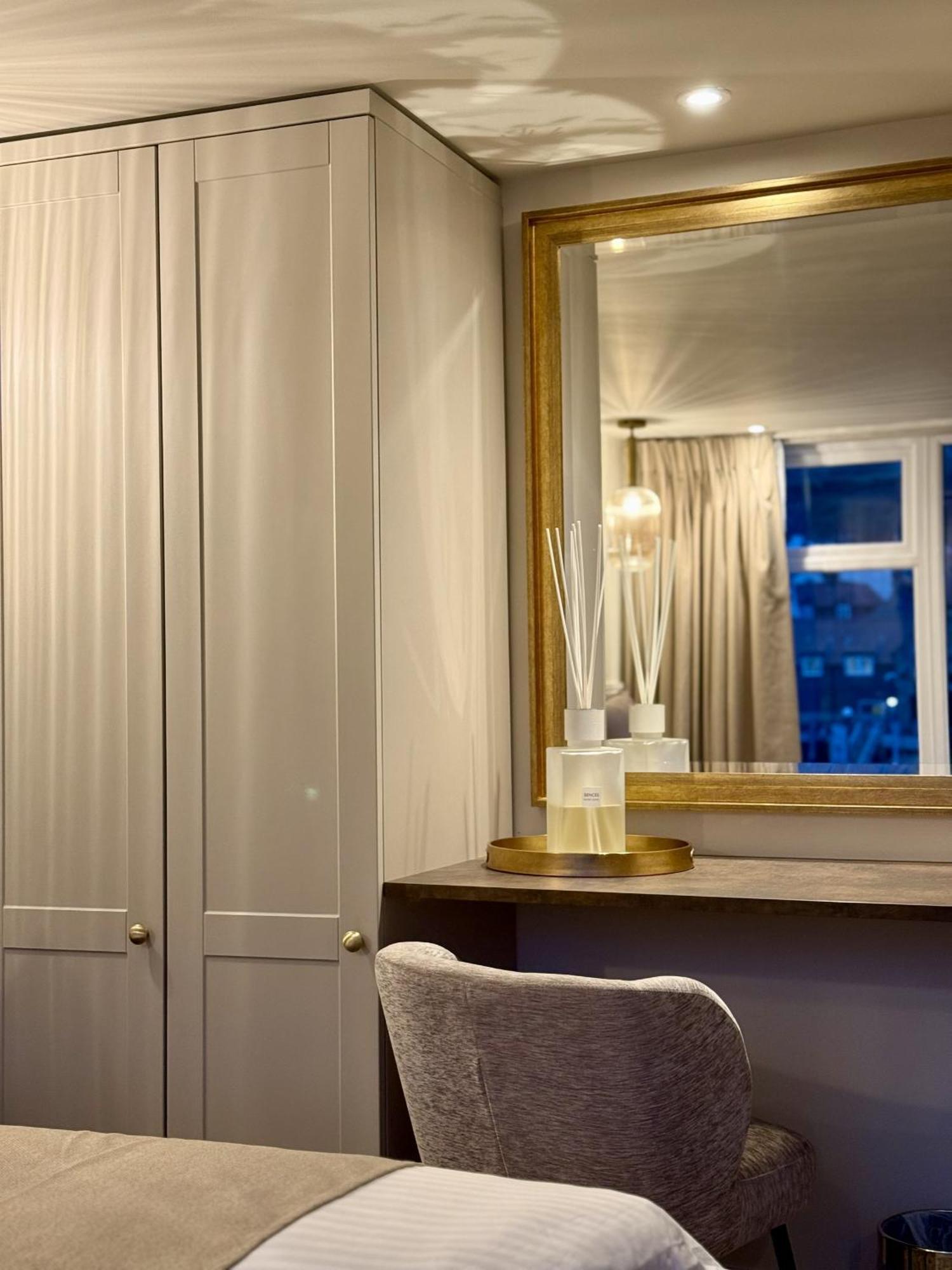Number 3 Pier Road Suites Вітбі Екстер'єр фото